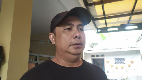 Ketua RT 4 RW 3 Kelurahan Cipasung, Aji Saka, saat memberi keterangan terkait bayi terkena ISPA. Foto: Rachmadi Rasyad/kumparan
