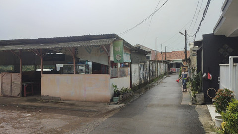 Suasana sekitar rumah bayi yang terkena ISPA karena diduga aktivitas pembakaran sampah di Tangerang Selatan. Foto: Rachmadi Rasyad/kumparan