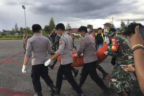 Sejumlah petugas evakuasi korban di Bandar Udara Nop Goliat, Kecamatan Dekai, Kabupaten Yahukimo, Provinsi, Papua Pegunungan, Sabtu (12/4/2025). Foto: Humas Satgas Damai Cartenz/Antara Foto