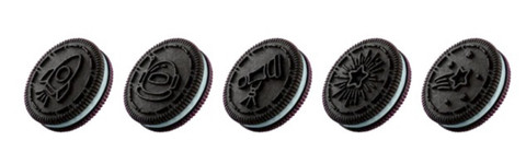 Desain embossed pada permukaan biskuit (dari kiri ke kanan):Roket, Helm Astronot, Teleskop, Bintang, dan Bintang Jatuh. Dok: Mondelez International.