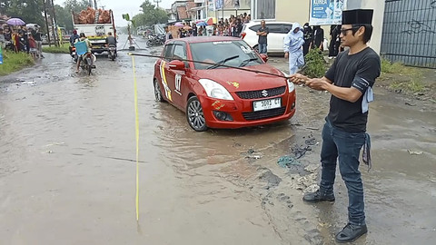 Aksi demonstrasi menuntut perbaikan jalan rusak digelar warga Kabupaten Cirebon, tepatnya di Kecamatan Babakan, Cirebon Timur, pada Sabtu (12/4/2025). Foto: kumparan