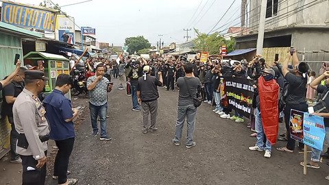 Aksi demonstrasi menuntut perbaikan jalan rusak digelar warga Kabupaten Cirebon, tepatnya di Kecamatan Babakan, Cirebon Timur, pada Sabtu (12/4/2025). Foto: kumparan