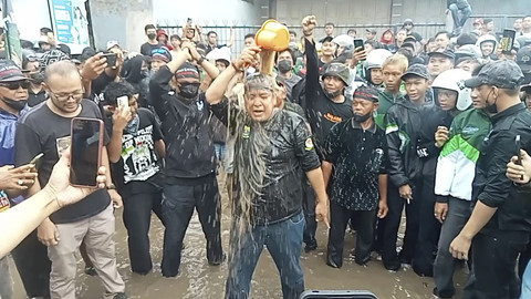 Aksi demonstrasi menuntut perbaikan jalan rusak digelar warga Kabupaten Cirebon, tepatnya di Kecamatan Babakan, Cirebon Timur, pada Sabtu (12/4/2025). Foto: kumparan