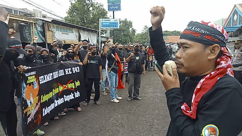 Aksi demonstrasi menuntut perbaikan jalan rusak digelar warga Kabupaten Cirebon, tepatnya di Kecamatan Babakan, Cirebon Timur, pada Sabtu (12/4/2025). Foto: kumparan