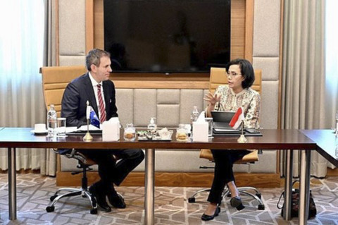 Menteri Keuangan (Menkeu) Sri Mulyani Indrawati melakukan perbincangan via telepon dengan Menteri Keuangan Australia Jim Chalmers pada Sabtu (12/4/2025). Foto: Instagram/ @smindrawati 