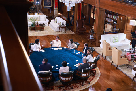 Presiden Prabowo Subianto mengapresiasi kinerja Mentan Andi Amran Sulaiman dan Wamentan Sudaryono yang berhasil menghindari krisis saat dialog bersama para jurnalis senior di Jakarta, Rabu (8/4/2025). Foto: Dok. Istimewa