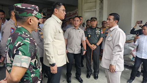 Menteri Pertanian Andi Amran Sulaiman (kanan) dan Wakil Menteri Pertanian Sudaryono (kedua dari kiri) saat mengecek beras di gudang Bulog. Foto: Dok. Istimewa