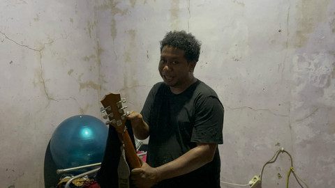 Pengamen yang viral di Bekasi, Basilica Kota, di rumahnya, di Wisma Asri, Kota Bekasi, Jawa Barat pada Sabtu (12/4/2025). Foto: Abid Raihan/kumparan