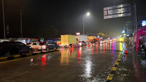 Suasana macet dari exit Tol Parungkuda yang mengarah ke Sukabumi, Sabtu (12/4) malam. Foto: Dok. kumparan