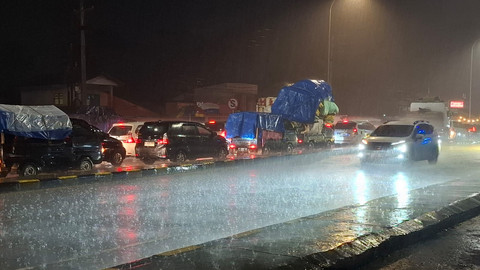Suasana macet dari exit Tol Parungkuda yang mengarah ke Sukabumi, Sabtu (12/4) malam. Foto: Dok. kumparan