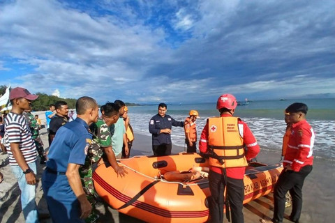 Tim Gabungan Pemkab Agam sedang mengevakuasi korban tenggelam Foto: ANTARA/HO-BPBD Agam