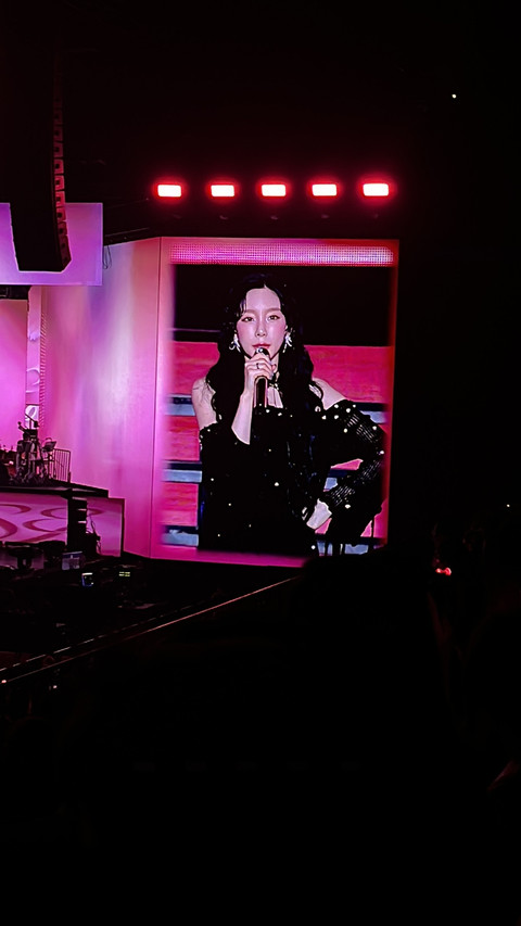 Penampilan Taeyeon SNSD saat menggelar konser solo The Tense di Indonesia Arena GBK, Sabtu (12/4). Foto: Ela Nurlaela/kumparan
