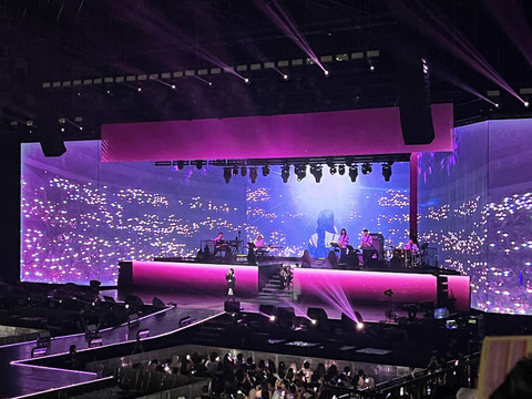 Penampilan Taeyeon SNSD saat menggelar konser solo The Tense di Indonesia Arena GBK, Sabtu (12/4). Foto: Ela Nurlaela/kumparan