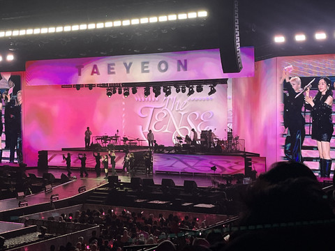 Penampilan Taeyeon SNSD saat menggelar konser solo The Tense di Indonesia Arena GBK, Sabtu (12/4). Foto: Ela Nurlaela/kumparan