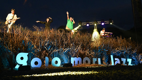 Kelompok musik Maliq & D'Essentials menghibur penggemarnya saat tampil dalam International Golo Mori Jazz 2025 di kawasan The Golo Mori, Manggarai Barat, Nusa Tenggara Timur, Sabtu (12/4/2025).  Foto: ANTARA FOTO/Fikri Yusuf