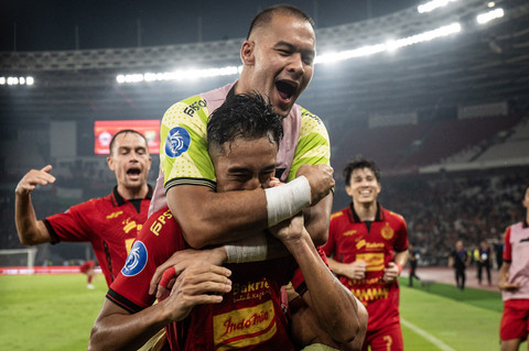 Pesepak bola Persija Jakarta Muhammad Rayhan Hannan (tengah) bersama rekan setimnya melakukan seleberasi usai mencetak gol ke gawang Persebaya Surabaya pada pertandingan BRI Liga 1 di Stadion Utama Gelora Bung Karno, Senayan, Jakarta, Sabtu (12/4). Foto: ANTARA FOTO/Bayu Pratama S