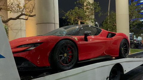 Sejumlah barang bukti mobil yang disita dari Ketua PN Jaksel, Muhammad Arif Nuryanta oleh Kejagung RI, Sabtu (12/4). Foto: Abid Raihan/kumparan