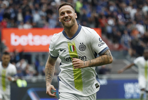 Selebrasi Marko Arnautovic saat Inter Milan vs Cagliari dalam laga pekan ke-32 Liga Italia 2024/25 di Stadion San Siro, Sabtu (12/4) malam WIB. Foto: REUTERS/Alessandro Garofalo