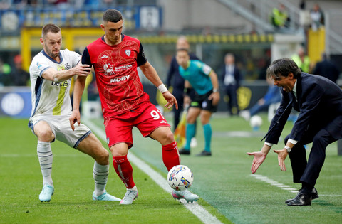 Stefan De Vrij, Roberto Piccoli, dan Simone Inzaghi saat Inter Milan vs Cagliari dalam laga pekan ke-32 Liga Italia 2024/25 di Stadion San Siro, Sabtu (12/4) malam WIB. Foto: REUTERS/Alessandro Garofalo