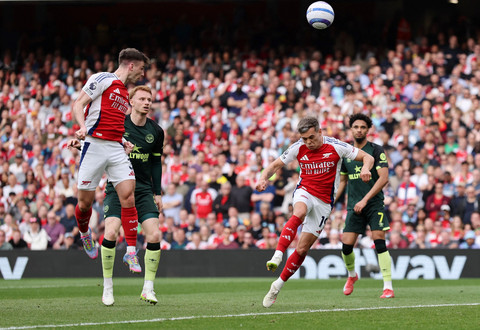 Detik-detik Kieran Tierney (kiri) mencetak gol yang akhirnya dianulir karena offside saat Arsenal vs Brentford dalam laga pekan ke-32 Liga Inggris 2024/25 di Stadion Emirates, Sabtu (12/4) malam WIB. Foto: REUTERS/David Klein