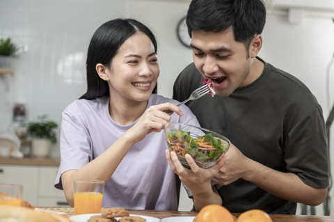 Ilustrasi suami istri makan bersama. Foto: Cat Box/Shutterstock
