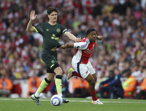 Pemain Arsenal, Myles Lewis-Skelly, beraksi dengan pemain Brentford, Christian Norgaard pada pertandingan Liga Inggris antara Arsenal vs Brentford di Stadion Emirates, London, Inggris, Sabtu (12/4/2025) malam WIB. Foto: Paul Childs/REUTERS