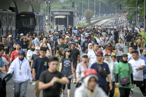 Warga beraktivitas di kawasan Hari Bebas Kendaraan Bermotor (HBKB) atau Car Free Day, Jakarta, Minggu (13/4/2025). Foto: Jamal Ramadhan/kumparan