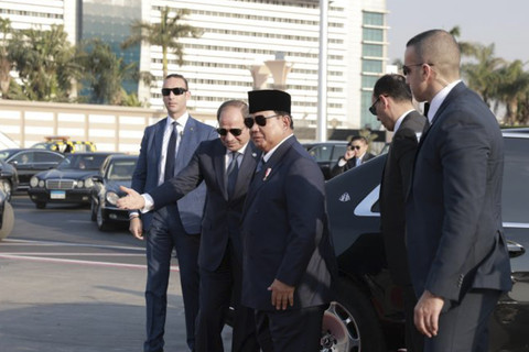 Presiden Mesir Abdel Fattah El Sisi mengantar langsung keberangkatan Presiden Republik Indonesia Prabowo Subianto menuju Doha, Qatar, pada Sabtu (12/4) sore waktu setempat, dengan menaiki kendaraan mobil yang sama. Foto: ANTARA FOTO
