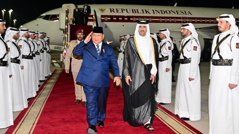 Presiden Prabowo Subianto tiba di Bandar Udara Internasional Hammad, Doha, Qatar dalam rangka kunjungan resmi pada Sabtu (12/4/2025). Foto: BPMI Setpres/Rusman