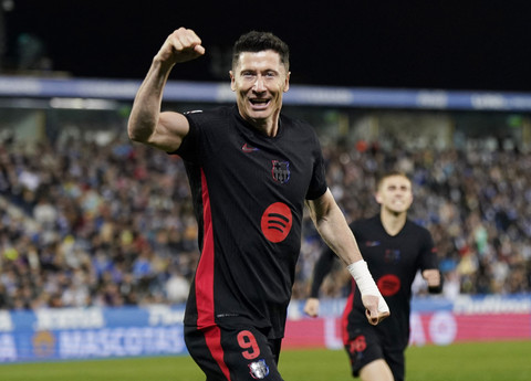 Pemain FC Barcelona, Robert Lewandowski, melakukan selebrasi usai pemain Leganes, Jorge Saenz, mencetak gol bunuh diri pada pertandingan Liga Spanyol antara Leganes vs FC Barcelona di Estadio Municipal de Butarque, Leganes, Spanyol, Sabtu (12/4/2025) Foto: Ana Beltran/REUTERS