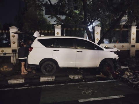 Mobil menabrak sejumlah fasilitas trotoar di Jalan Asia-Afrika Bandung, pada Minggu (13/4/2025). Foto: Dok. Unit Gakkum Satlantas Polrestabes Bandung