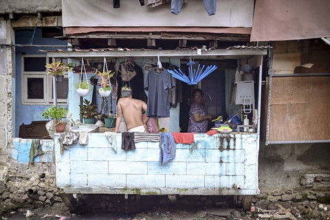 Warga beraktivitas di kawasan pemukiman padat penduduk, kawasan Tanah Abang, Jakarta, Minggu (13/4/2025). Foto: Jamal Ramadhan/kumparan
