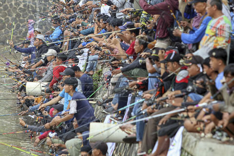Warga mengikuti mancing massal di Situ Gedung Kesenian, Cibinong, Kabupaten Bogor, Jawa Barat, Minggu (13/4/2025). Foto: Yulius Satria Wijaya/ANTARA FOTO