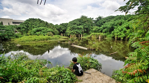 Kondisi Pasar Cinde yang memprihatinkan kini menjadi kolam pemancingan pasca pembangunannya yang mangkrak, Minggu (13/4) Foto: abp/urban id
