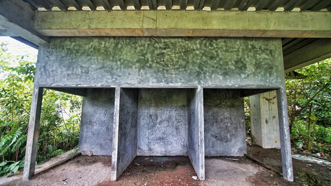 Bangunan kios yang tidak selesai di kawasan Pasar Cinde Palembang, Minggu (13/4) Foto: abp/urban id