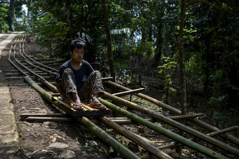 Seorang anak bermain permainan tradisional lori dari pohon aren di Kampung Ciherang, Desa Cihaurkuning, Malangbong, Kabupaten Garut, Jawa Barat, Minggu (13/4/2025). Foto: Raisan Al Farisi/ANTARA FOTO