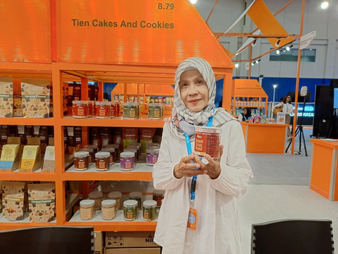 Tien Cakes and Cookies yang dimiliki Suhartini semakin berkembang setelah mendapat pemberdayaan dari BRI. Foto: Dok. BRI