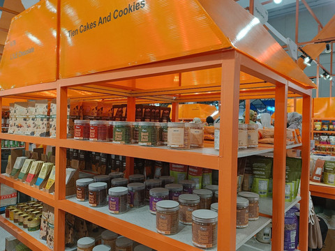 Beragam jenis kue dan cookies yang dihadirkan Tien Cakes and Cookies pada BRI UMKM EXPO(RT) 2025 di ICE BSD City, Tangerang. Foto: Dok. BRI