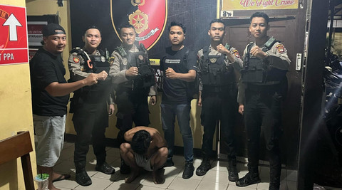 Pelaku penusuk ayah kandung saat diamankan di Mapolres Mempawah. Foto: Dok. Polres Mempawah