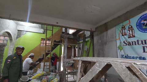 Proses pembangunan di Masjid Al-Ikhlas di kawasan Pagarsih, Babakan Ciparay Bandung, Minggu (14/3/2025). Foto: Robby Bouceu/kumparan