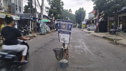 Jaring yang disimpan di tengah Jalan Pagarsih, Kecamatan Babakan Ciparay, Bandung, untuk menggalang dana pembangunan Masjid Al-Ikhlas. Foto: Robby Bouceu/kumparan