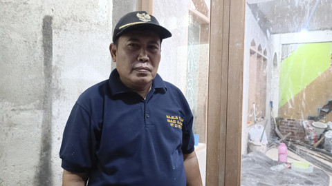 Dede Yusup Safaat, Sekretaris DKM Masjid Al-Ikhlas di Pagarsih Bandung, saat ditemui Minggu (14/3/2025). Foto: Robby Bouceu/kumparan