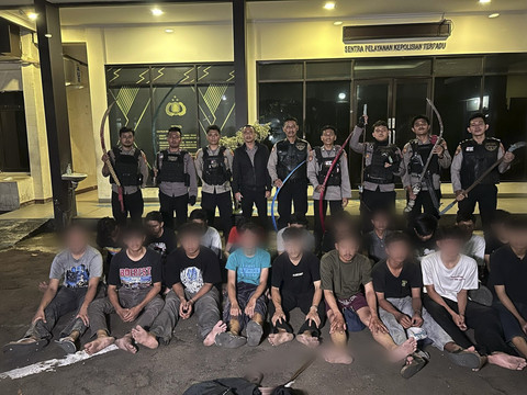 Polisi mengamankan 19 remaja yang diduga hendak tawuran di kawasan Penjaringan, Jakarta Utara, Minggu (13/4/2025). Foto: Dok. Istimewa