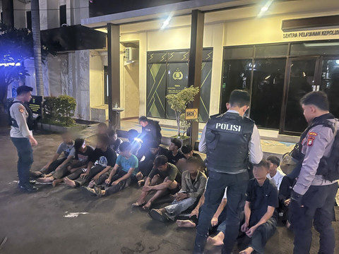 Polisi mengamankan 19 remaja yang diduga hendak tawuran di kawasan Penjaringan, Jakarta Utara, Minggu (13/4/2025). Foto: Dok. Istimewa