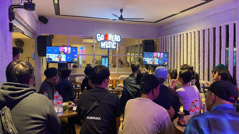 Para komunitas menyimak sesi Online Talks bersama Saleh Husein, Art Director Synchronize Fest. Foto: Alycia Tracy Nabila/Hi!Pontianak 