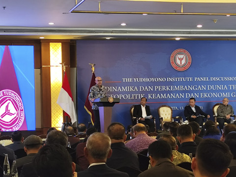Wakil Menteri Luar Negeri Arrmanatha Nasir dalam memberikan sambutan dalam The Yudhoyono Institute Panel Discussion di Hotel Grand Sahid, Jakarta Pusat, Minggu (13/4/2025). Foto: Alya Zahra/kumparan 