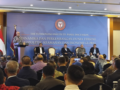 Wakil Menteri Luar Negeri Arrmanatha Nasir dalam memberikan sambutan dalam The Yudhoyono Institute Panel Discussion di Hotel Grand Sahid, Jakarta Pusat, Minggu (13/4/2025). Foto: Alya Zahra/kumparan 