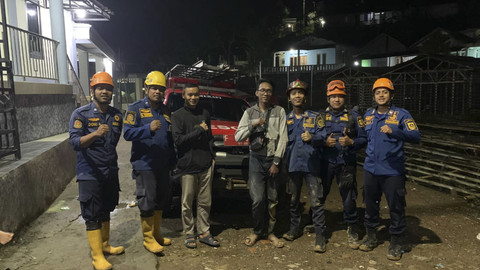 Petugas Damkar Bogor mengevakuasi kurir paket yang tersesat di Gunung Hambalang. Foto: Dok. Damkar Bogor