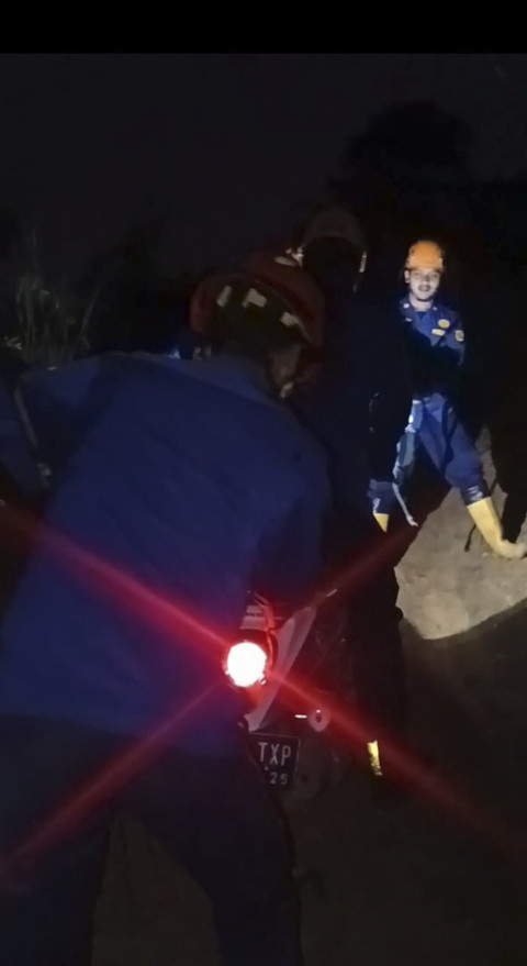 Petugas Damkar Bogor mengevakuasi kurir paket yang tersesat di Gunung Hambalang. Foto: Dok. Damkar Bogor