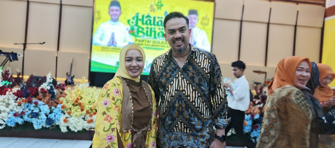 Ketua DPD Partai Golkar Pontianak, Bebby Nailufa berfoto bersama Maman Abdurrahman saat menghadiri acara Halal Bihalal Partai Golkar di Gedung Zamrud. Foto: Dok. Istimewa